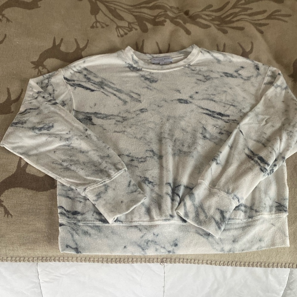 Black and white sweatshirt